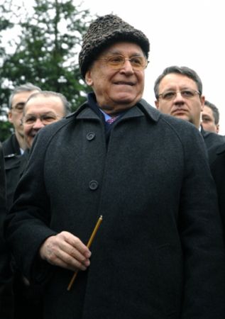 Revoluţionarii i-au dat papucii lui Iliescu