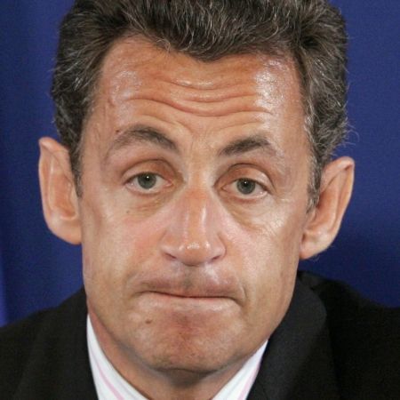 Sarkozy, între fotbal şi Carla Bruni