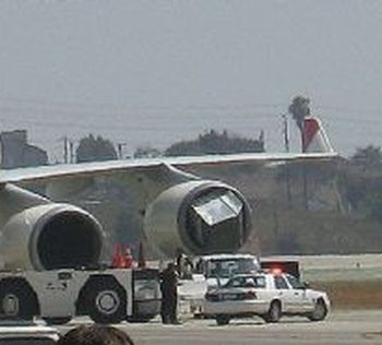 Un container metalic a fost aspirat de motorul unui avion