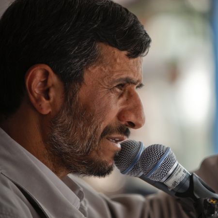 Ahmadinejad a ajuns la mâna poporului