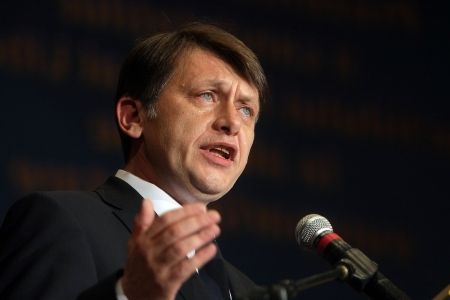 Antonescu: Boc se maimuţăreşte şi Băsescu tunde oi