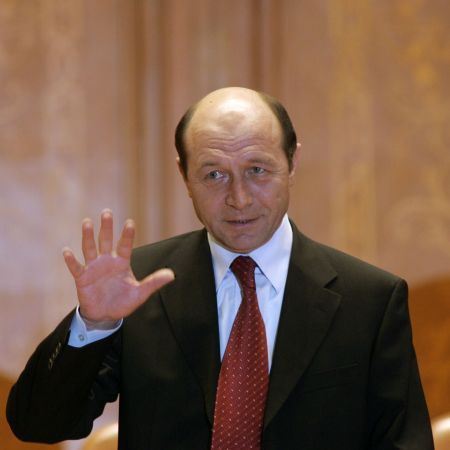 Băsescu îl loveşte pe „domnul Dobândă"