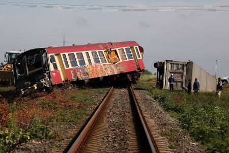 Camion rupt în două de un tren cu navetişti