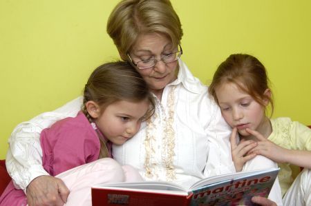 FAMILIE: Cât trebuie să lăsaţi copiii cu bunicii?