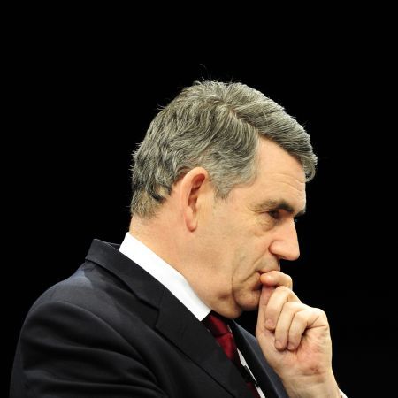 Gordon Brown pierde miniştri şi încredere