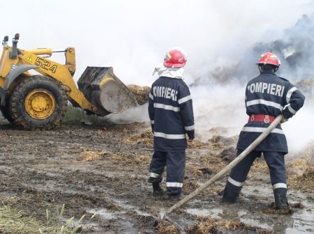 Pompierii se luptă de peste 24 de ore cu un incendiu | FOTO