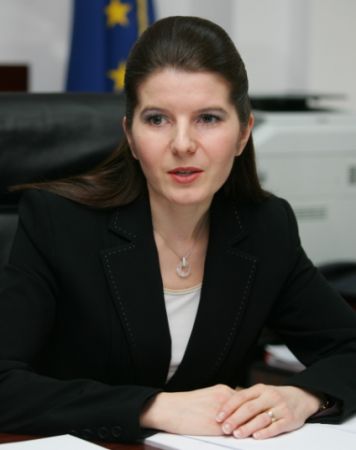 Ridzi, anchetată după ce aleşii i-au "rezolvat" pe Băsescu şi Ceauşescu