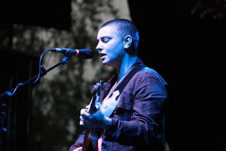 Sinead O’Connor vrea maseuză