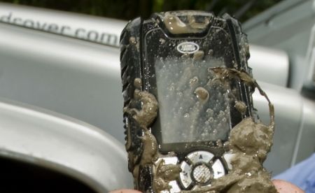 Telefon mobil aproape indestructibil, de la Land Rover