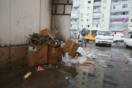 Un bloc cu zece etaje, 23 de tone de gunoi lunar