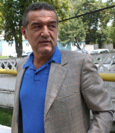 "Becali, dă-mi pământul înapoi!"