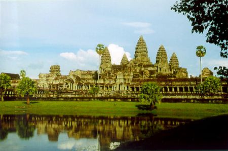 Cambodgia, ţara templelor înghiţite de junglă