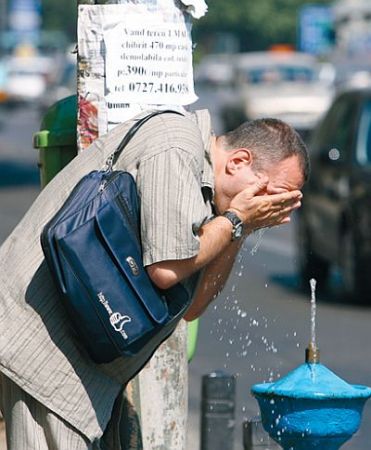 Caniculă şi grindină, în iulie şi august