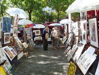 Cum îsi petrece timpul liber, atunci când îl are, un turist aflat la Paris?!