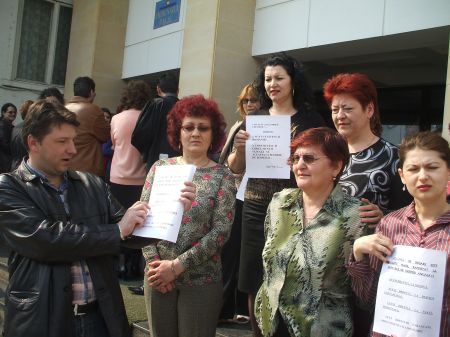 Grefierii vor redacta acte cu jumătăţi de cuvinte