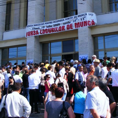 Înghesuială mare la bursa locurilor de muncă pe meserii de la Iaşi