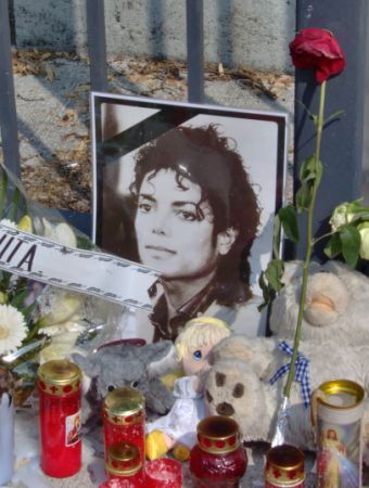 Medicamentele din casa lui Michael Jackson generează noi speculaţii