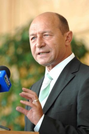 Oficialii Comisiei Europene îi bat obrazul lui Băsescu