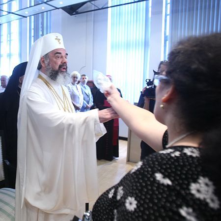 Patriarhul Daniel, dojenit cu un leu şi o coajă de pâine