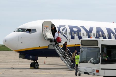 Zburaţi mai ieftin dacă staţi în picioare, în avion