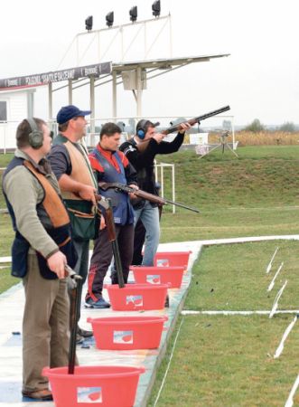 Peste 70.000 de români deţin arme letale