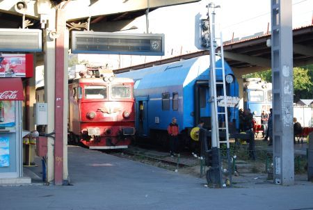 CFR introduce garnituri suplimentare pe cele mai populare rute