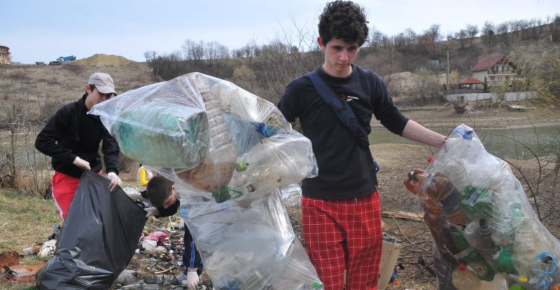 Cinciş, lacul gunoaielor, salvat doar cu voluntari