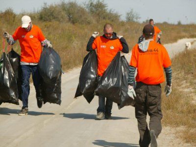 Copiii curăţau, adulţii se uitau