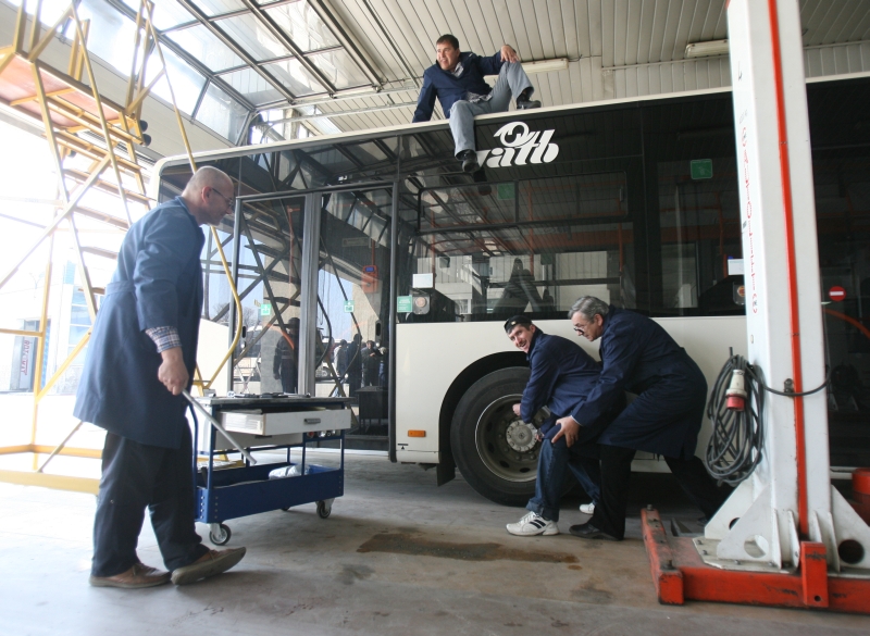 Ei sunt „maiştrii” umorului de autobază