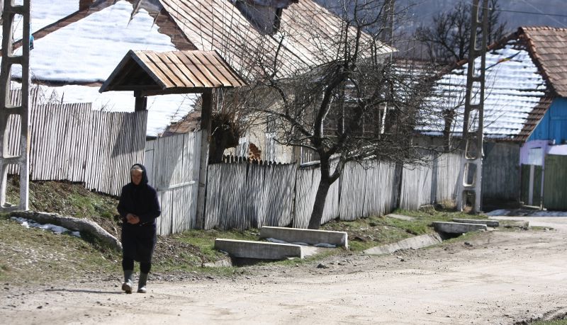 Falimentul bate pe la porţile sătenilor din Runcu