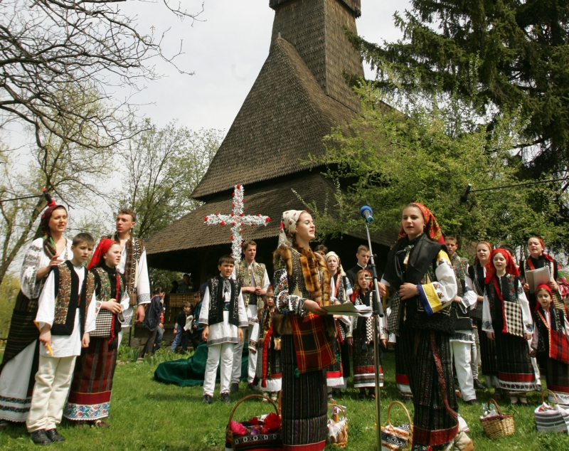 Floriile scot românii la plimbare