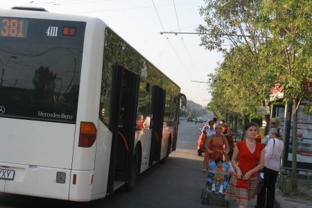 11 tramvaie şi autobuze circulă în Capitală de Înviere