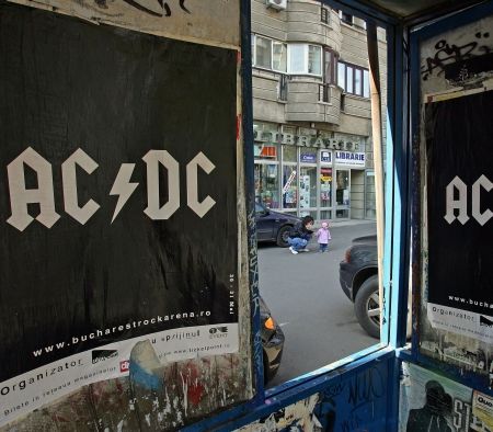 5.000 de fani AC/DC aşteaptă decizia deputaţilor