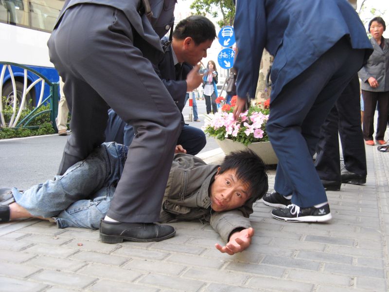 Autocarul jurnaliştilor români, atacat de un protestatar chinez la Shanghai