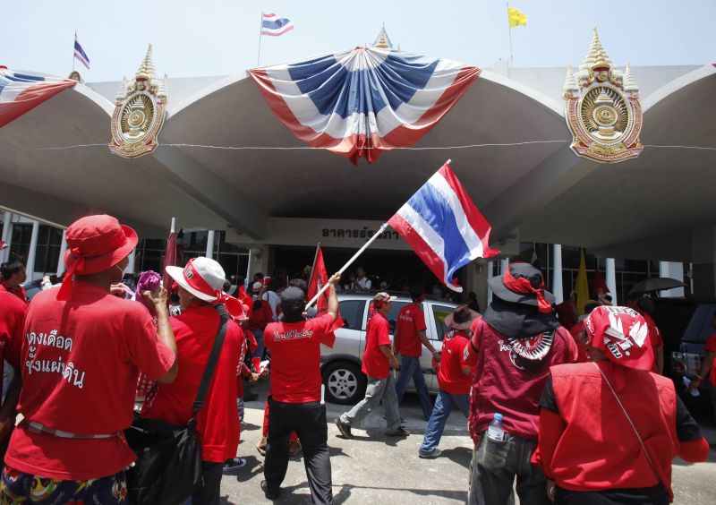 "Cămăşile roşii" încing spiritele la Bangkok