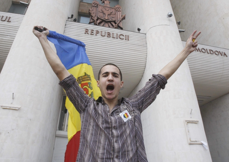 Criza a pus în umbră un an de democraţie în Moldova