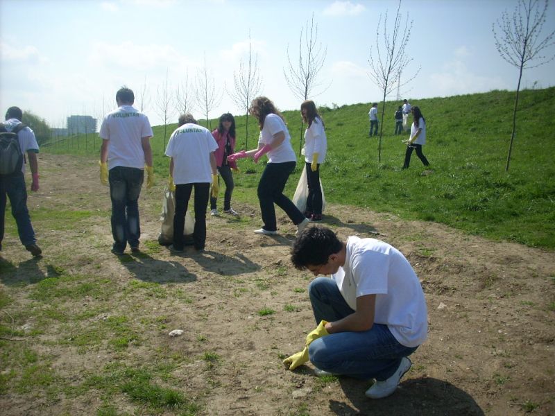 Elevii au făcut curat în zona Lacul Morii