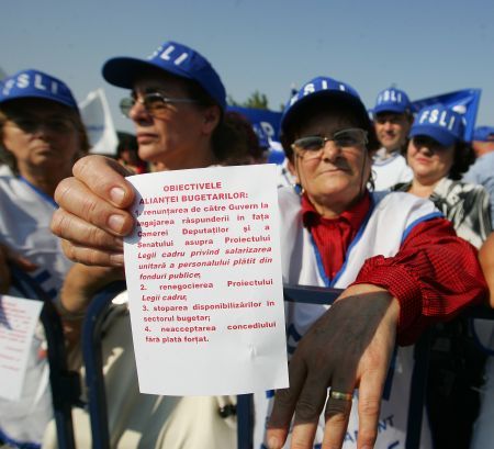 Funcţionarii publici protestează la Guvern