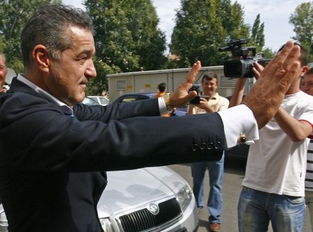 Gigi Becali, suspendat şase luni şi amendat drastic