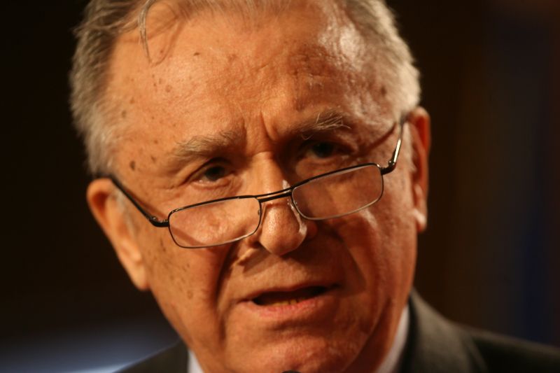 Iliescu critică "salutul românesc" al francezilor