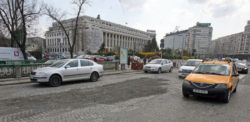 În faţa guvernului avem un drum de ţară