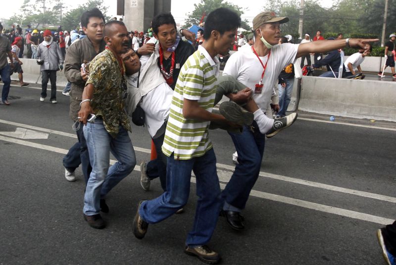 Încă o zi de violenţe la Bangkok