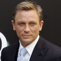 James Bond întârzie nedeterminat