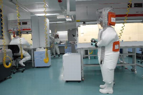 Laboratoarele care pun gripa porcină şi Ebola la borcan