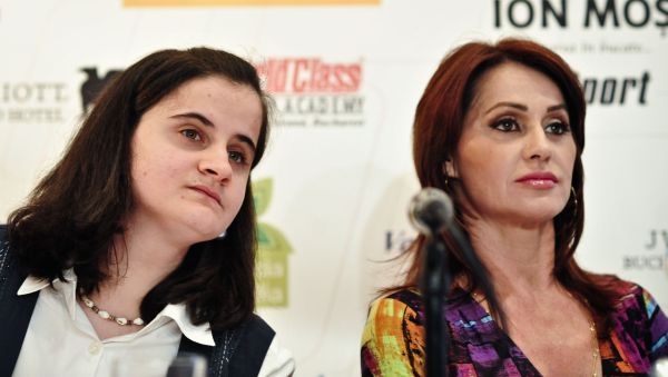 Nadia Comăneci şi Cristian Ţopescu, alături de sportivii Special Olympics