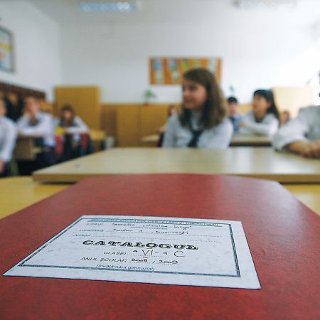 Profesorii ameninţă: grevă fără sfârşit şi îngheţarea anului şcolar