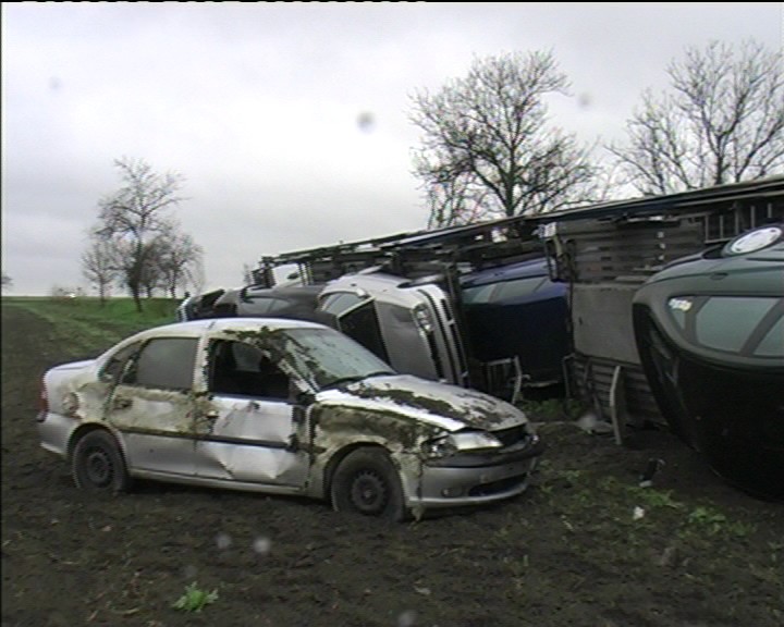 Trailer cu maşini, răsturnat pe DN7, în Arad
