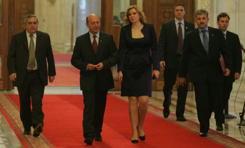 Băsescu a ciuruit guvernul de la stânga la dreapta