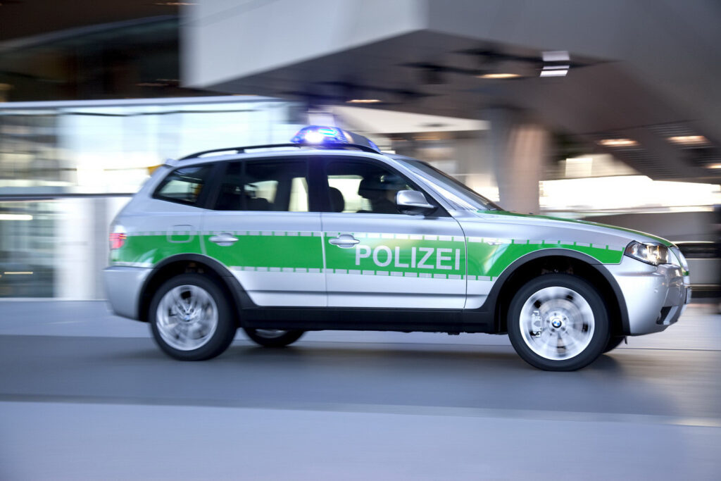 BMW tentează Poliția din Bavaria cu X3