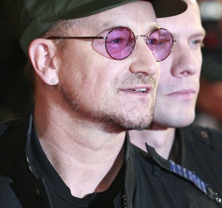 Bono rămâne în spital